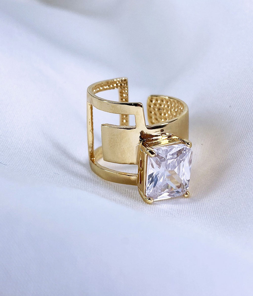 Bague cocktail avec un gros cristal rectangle serti sur une bague asymétrique plaqué or joorn bijoux