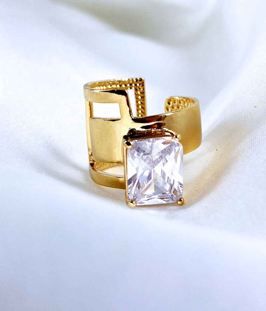 Bague avec un gros cristal rectangle serti sur une bague asymétrique plaqué or joorn bijoux