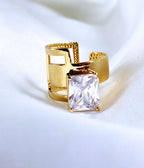 Bague avec un gros cristal rectangle serti sur une bague asymétrique plaqué or joorn bijoux