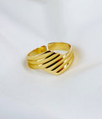 bague femme coco chanel en or jaune posée sur un fond blanc gravée à la main joorn bijoux