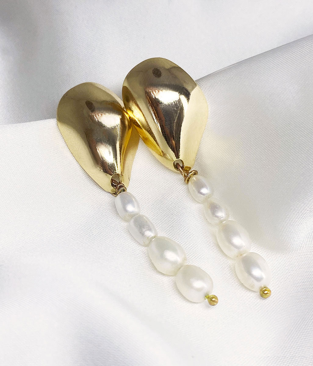boucles d'oreille epndantes en perles naturelles de nacre et goutte doré
