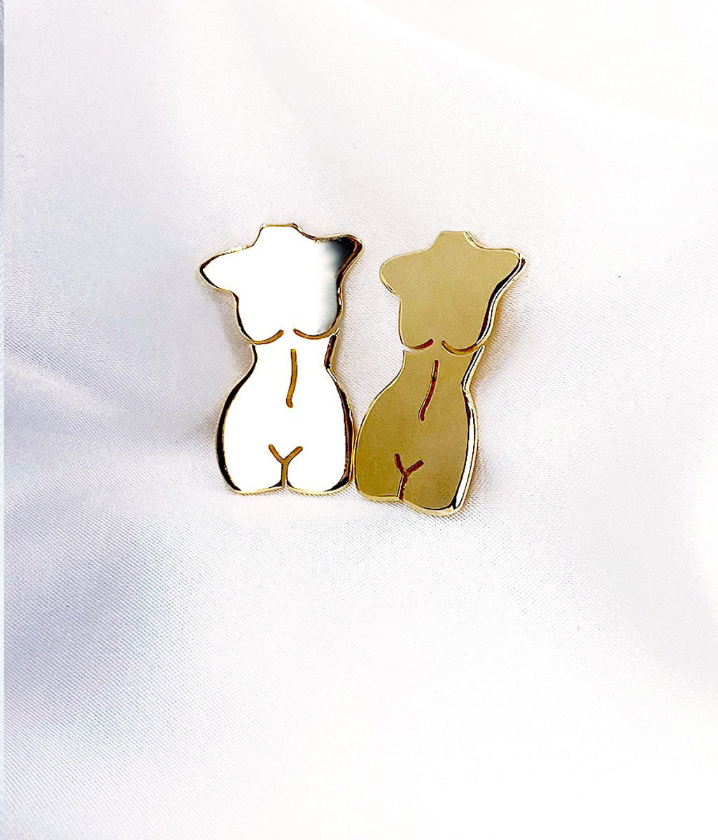 boucles d'oreilles en forme de deux corps de femme découpées à la main et couleur or jaune