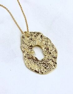Collier terra médaille frappée martelée