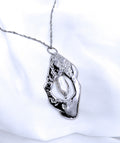 collier canopée en argent en forme de médaille avec une perle naturelle en nacre couleur or jaune