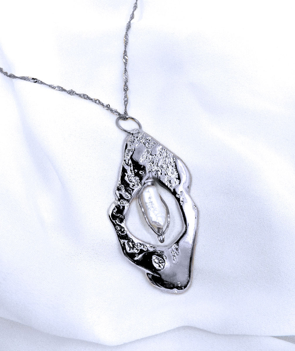 collier canopée en argent en forme de médaille avec une perle naturelle en nacre couleur or jaune