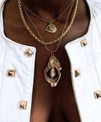 collier pendentif plaqué or jaune en forme de médaille avec une perle naturelle en nacre couleur or jaune