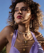 collier pour l'été avec des perles naturelles et des chaines plaqué or