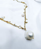 Collier fin avec des perles de nacres de différentes tailles plaqué or