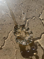 Collier femme martelé à la main résistant a l'eau avec reflets du soleil pièce unique couleur or jaune