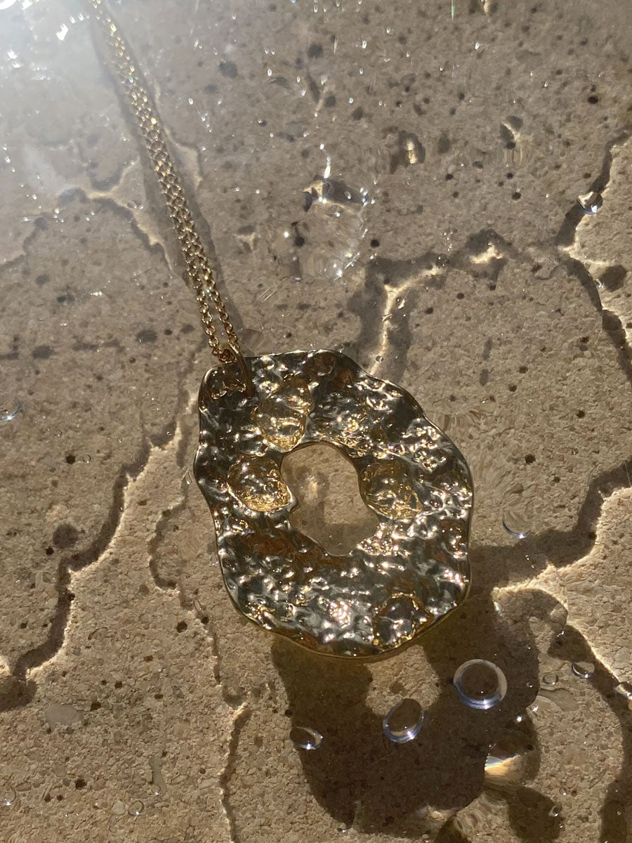 Collier femme martelé à la main résistant a l'eau avec reflets du soleil pièce unique couleur or jaune